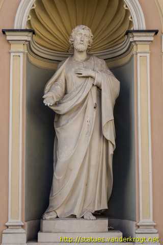 Klagenfurt - Fassadenmauer mit Statuen von Christus und vier Heiligen
