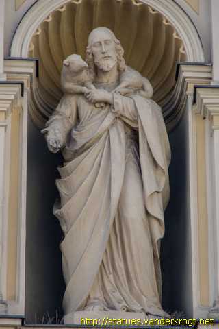Klagenfurt - Fassadenmauer mit Statuen von Christus und vier Heiligen