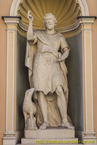 Klagenfurt - Fassadenmauer mit Statuen von Christus und vier Heiligen
