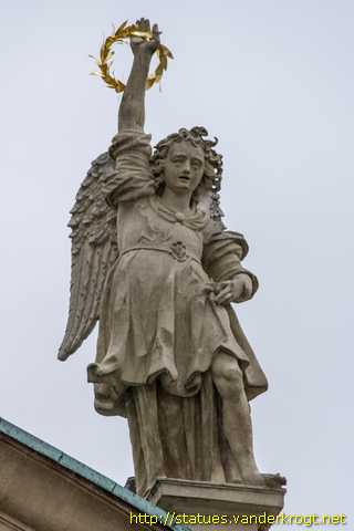 Graz - Heiligenstatuen an der Katharinakirche
