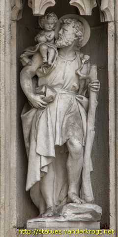 Graz - Heiligenstatuen am Nordportal der Stadtpfarrkirche