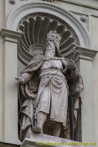 Graz - Statuen am Westfassade Rathaus