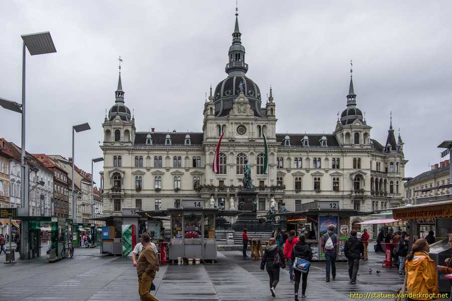 Graz - Statuen am Frontfassade Rathaus