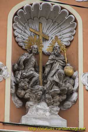 Graz - Heiligenstatuen an der Dreifaltigkeitskirche