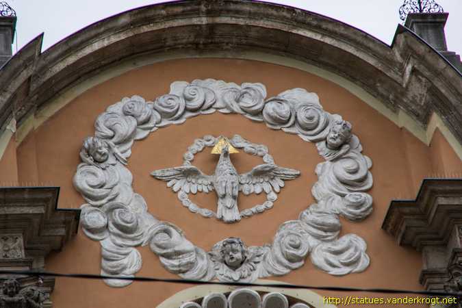 Graz - Heiligenstatuen an der Dreifaltigkeitskirche