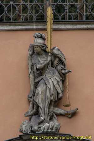 Graz - Heiligenstatuen an der Dreifaltigkeitskirche