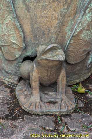Eupen - Brunnen Fisch mit Regenschirm