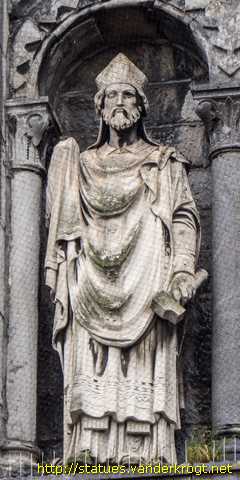 Rochefort - Statues de saints sur la façade de l'église de la Visitation de la Sainte-Vierge