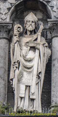 Rochefort - Statues de saints sur la façade de l'église de la Visitation de la Sainte-Vierge