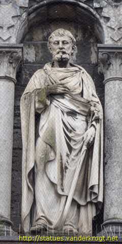 Rochefort - Statues de saints sur la façade de l'église de la Visitation de la Sainte-Vierge