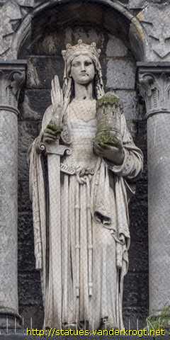 Rochefort - Statues de saints sur la façade de l'église de la Visitation de la Sainte-Vierge