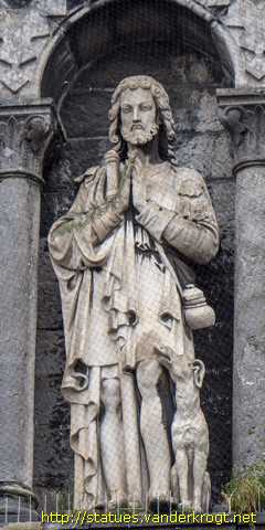 Rochefort - Statues de saints sur la façade de l'église de la Visitation de la Sainte-Vierge