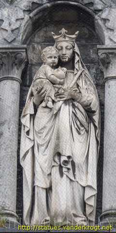 Rochefort - Statues de saints sur la façade de l'église de la Visitation de la Sainte-Vierge