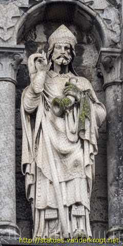 Rochefort - Statues de saints sur la façade de l'église de la Visitation de la Sainte-Vierge