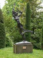 Le jardin des sculptures de la Musée olympique - Emergeant de la Terre