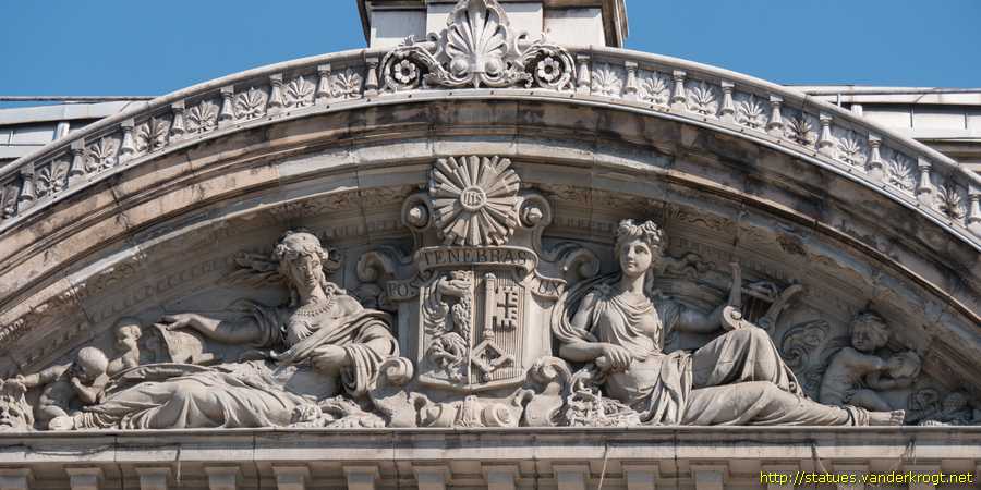 Genève - Statues au Grand Théâtre - la Comédie - Comedy