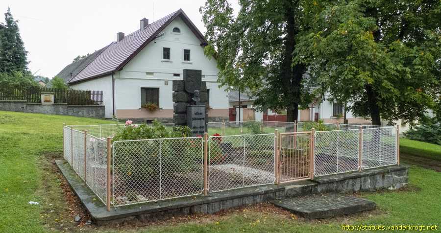 Měčín - Pomník světové války s busta Ed. Beneš