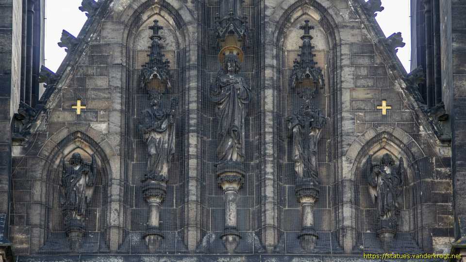 Praha - Sochy svatých v bazilice svatého Petra a Pavla