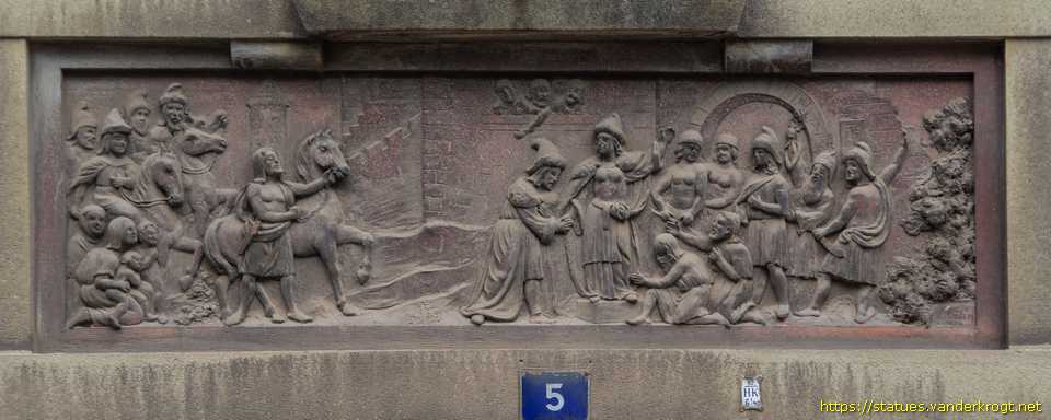 Praha - Reliéfy podle Přemyslovského památníku ve Stadicích