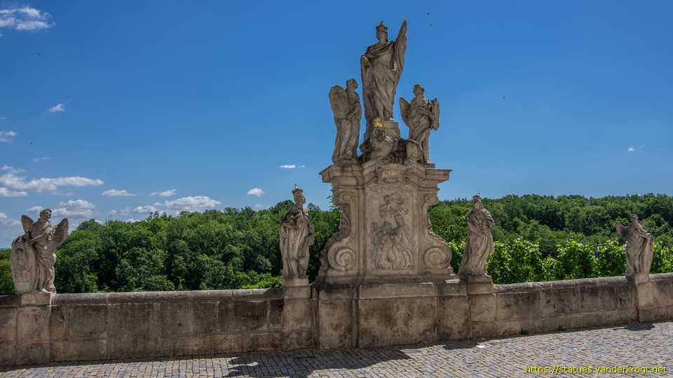 Kutná Hora - Sousoší světců na terase před jezuitskou kolejí