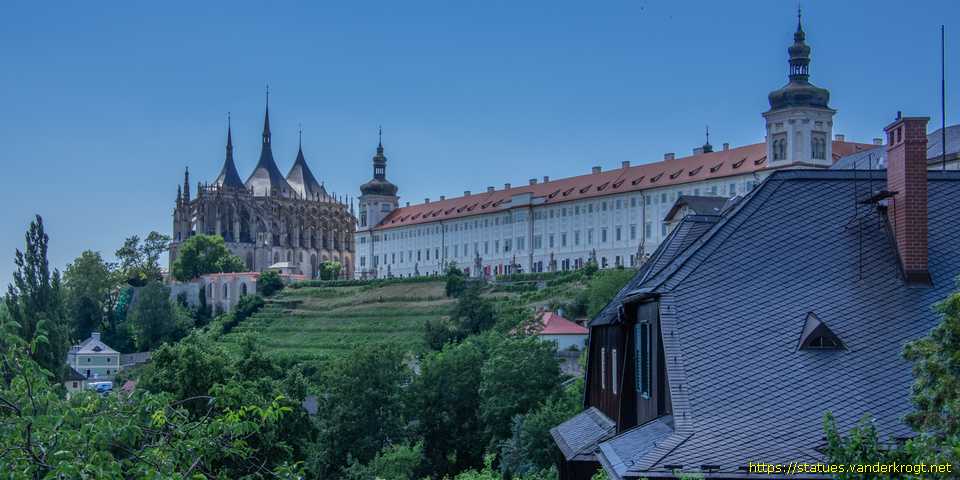 Kutná Hora - Sochy svatých u Chrámu svaté Barbory