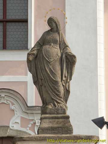 Sochy svatých před Kostelem svatého Václava