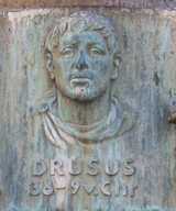 Bingen am Rhein - Markbrunnen mit Motiven aus der Binger Geschichte