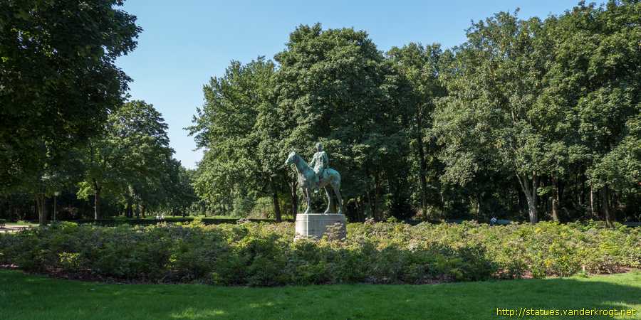 Berlin - Amazone zu Pferde