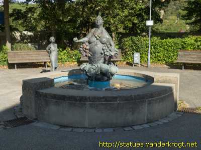 Benningen am Neckar - Abundantia-Brunnen mit Betrachterin