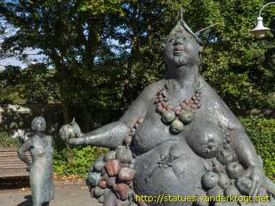 Benningen am Neckar - Abundantia-Brunnen mit Betrachterin