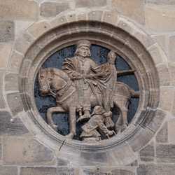 Tübingen - Skulpturen in der Ma�werkfenster