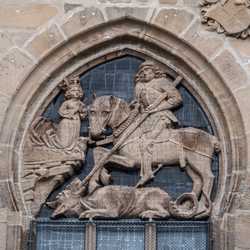 Tübingen - Skulpturen in der Ma�werkfenster