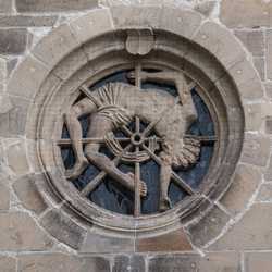Tübingen - Skulpturen in der Ma�werkfenster