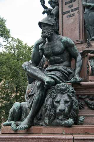 Max II Denkmal (München) - Stärke (Strength)