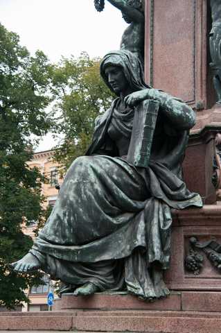 Max II Denkmal (München)- Gerechtigkeit (Justice)