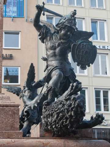 Mariensäule (München) - Putto with lion