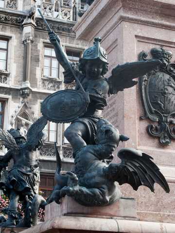 Mariensäule (München) - Putto with dragon