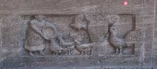 Fischbrunnen (München) - Feeding chicken