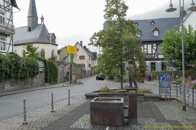 Martinsthal - Winzerbrunnen mit Stehkragenwinzer