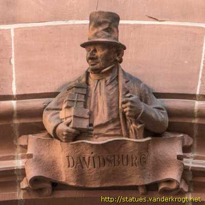 Frankfurt am Main - Fassadenfiguren im Rathaushof