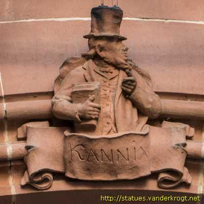 Frankfurt am Main - Fassadenfiguren im Rathaushof