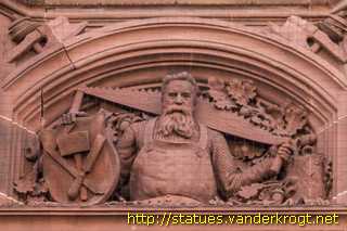 Frankfurt am Main - Fassadenfiguren am Südbau des Neuen Rathauses