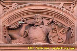 Frankfurt am Main - Fassadenfiguren am Südbau des Neuen Rathauses