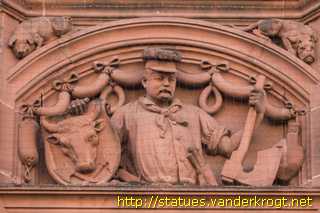Frankfurt am Main - Fassadenfiguren am Südbau des Neuen Rathauses