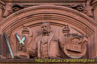 Frankfurt am Main - Fassadenfiguren am Südbau des Neuen Rathauses