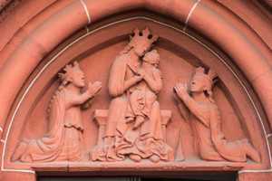 Frankfurt am Main - Fassadenfiguren Alte Nikolaikirche