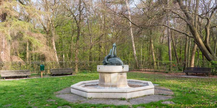 Hannover - Fritz Beindorff Brunnen - Pelikan Brunnen