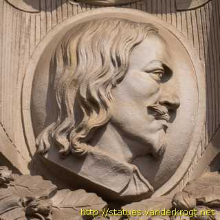 Hannover - Skulpturen an der Südfassade des Neuen Rathauses