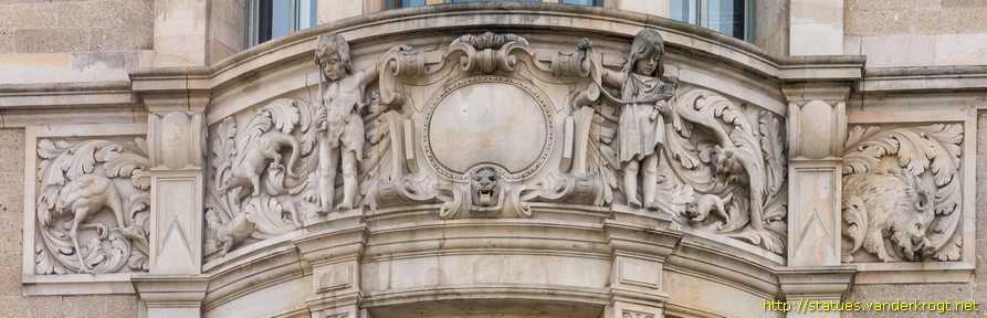 Hannover - Skulpturen an der Nordfassade des Neuen Rathauses