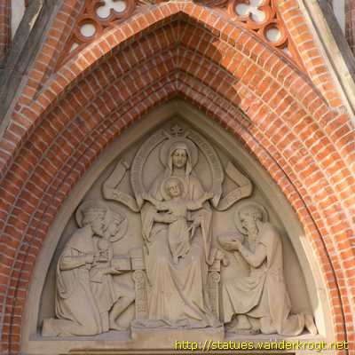 Hannover - Skulpturen an der Christuskirche